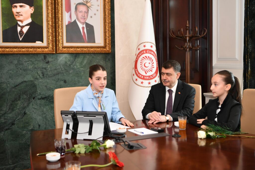 Vali Şahin, Çocuklar Günü’nde Öğrenciye Koltuğunu Devretti