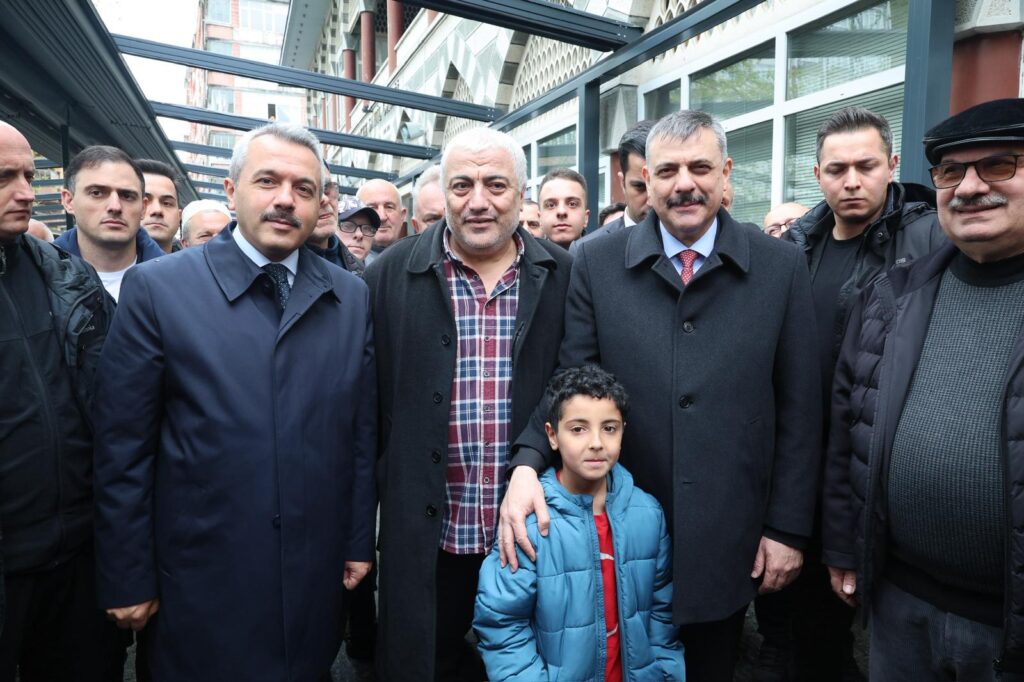 İçişleri Bakanı Rize’de Camide ve Esnafla Buluştu