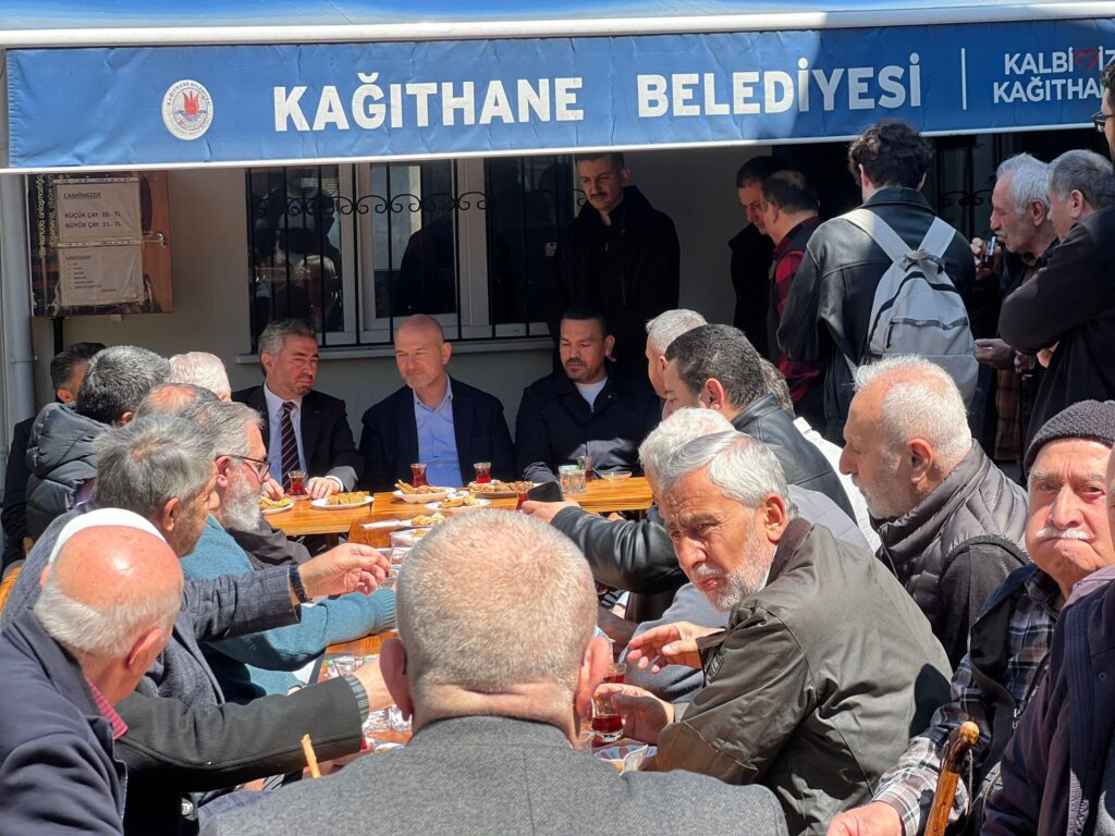 Erkan Yıldırım Cuma namazı sonrası çay içti