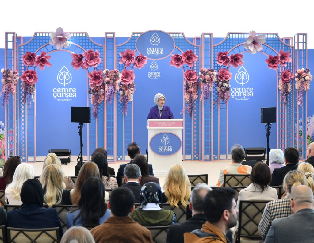 Emine Erdoğan, TOGEM-DER’in Cemre Çarşısı açılışında