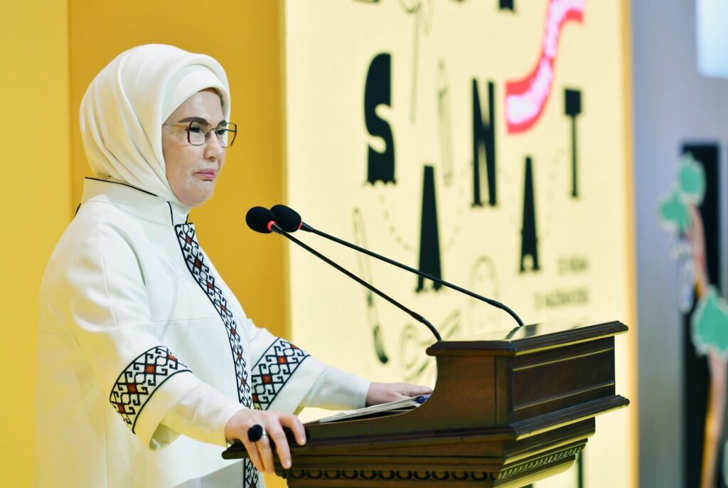 Emine Erdoğan, Rami Çocuk ve Sanat Bienali’ne katıldı