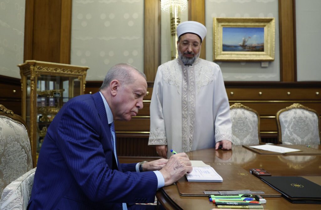 Cumhurbaşkanı Erdoğan, Diyanet Vakfı’na vekalet verdi