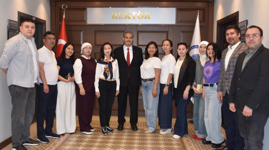 KAZAK ÖĞRENCİLER AFSÜ’YE HAYRAN KALDI