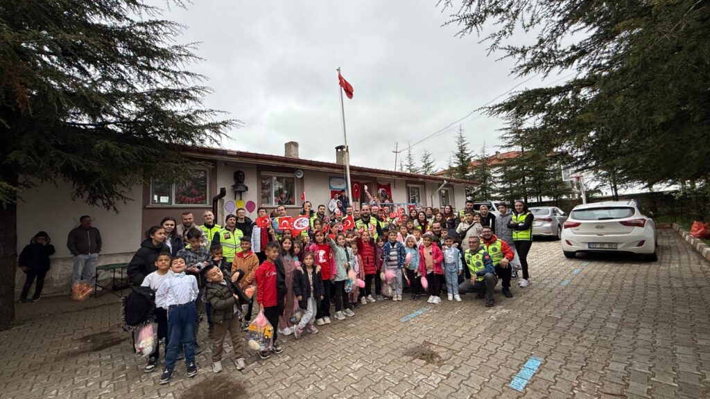 Yağmura Rağmen Durmadılar: 272 PMS Afyon Motosiklet Derneği’nden Çocuklara Bayram Hediyesi