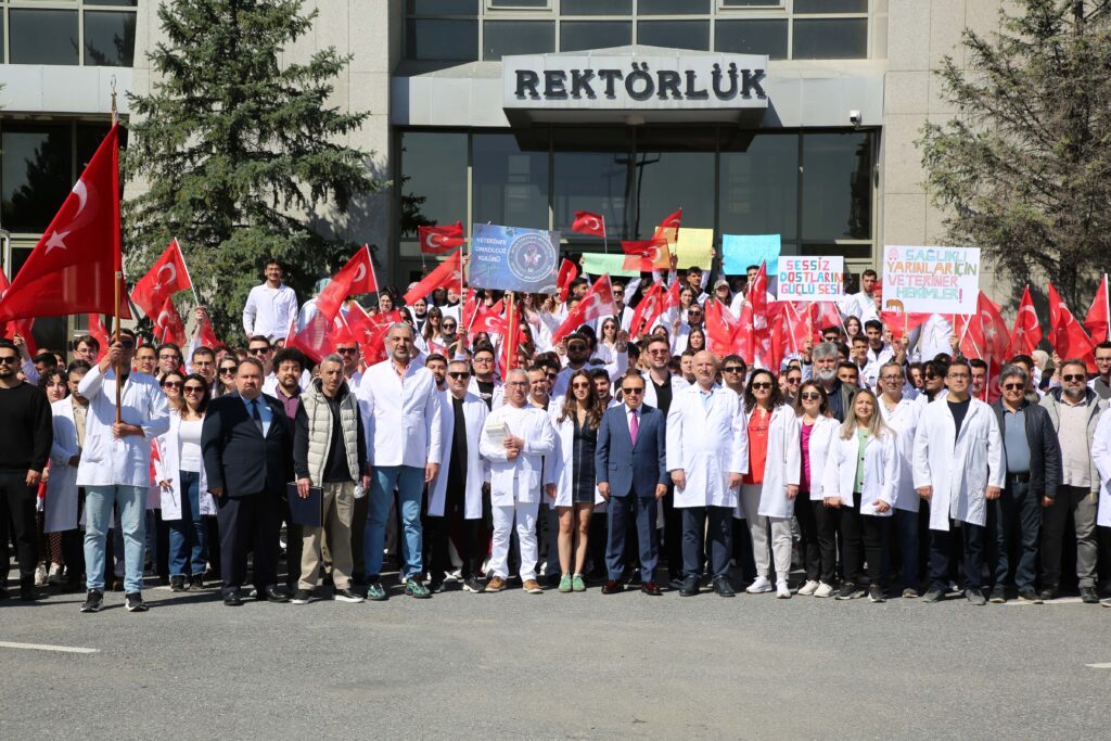 AKÜ’de “Dünya Veteriner Hekimler Günü” Kortej Yürüyüşü ile Kutlandı