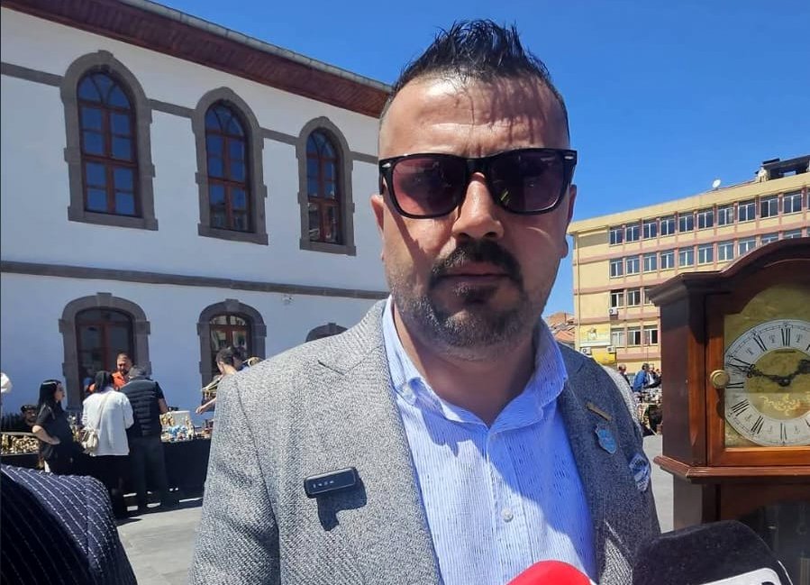 DERNEK BAŞKANI KENDİNİ SİYASİ PARTİ İL BAŞKANI SANIYOR!