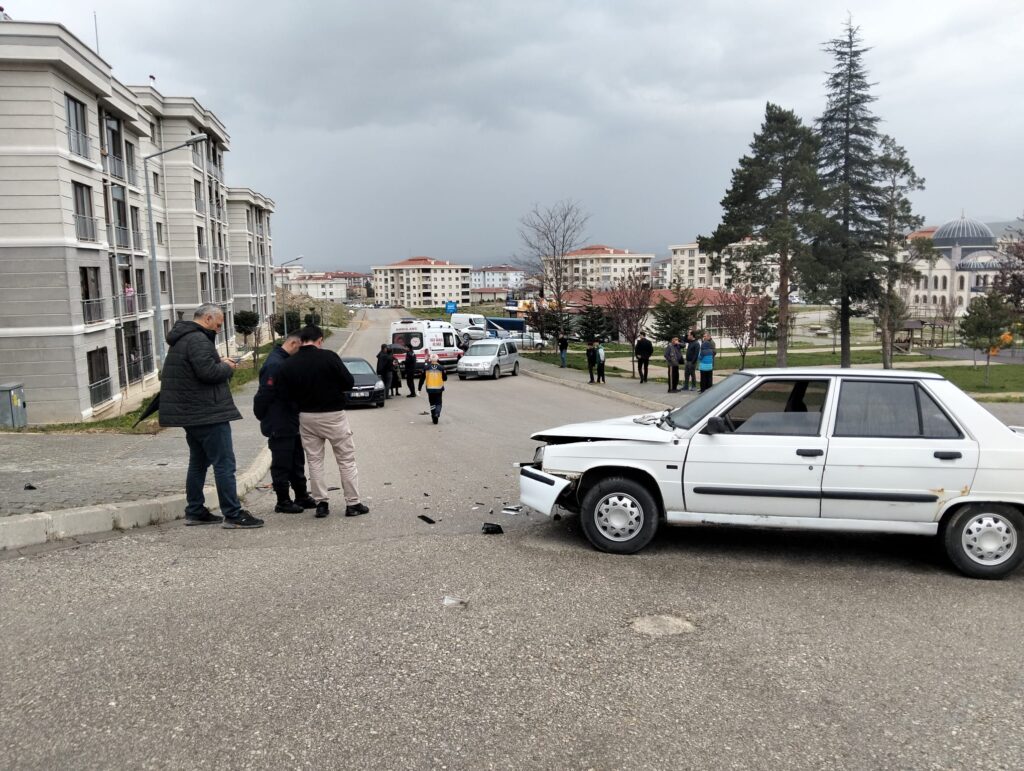 Zafer TOKİ’de Bitmeyen Tehlike: Aynı Yolda Yine Kaza, Mahalleli İsyanda