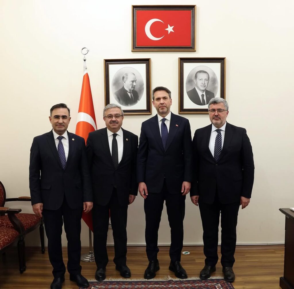 Ak Parti Milletvekilleri TBMM’de Enerji Bakanı Bayraktar’ı Ziyaret Etti