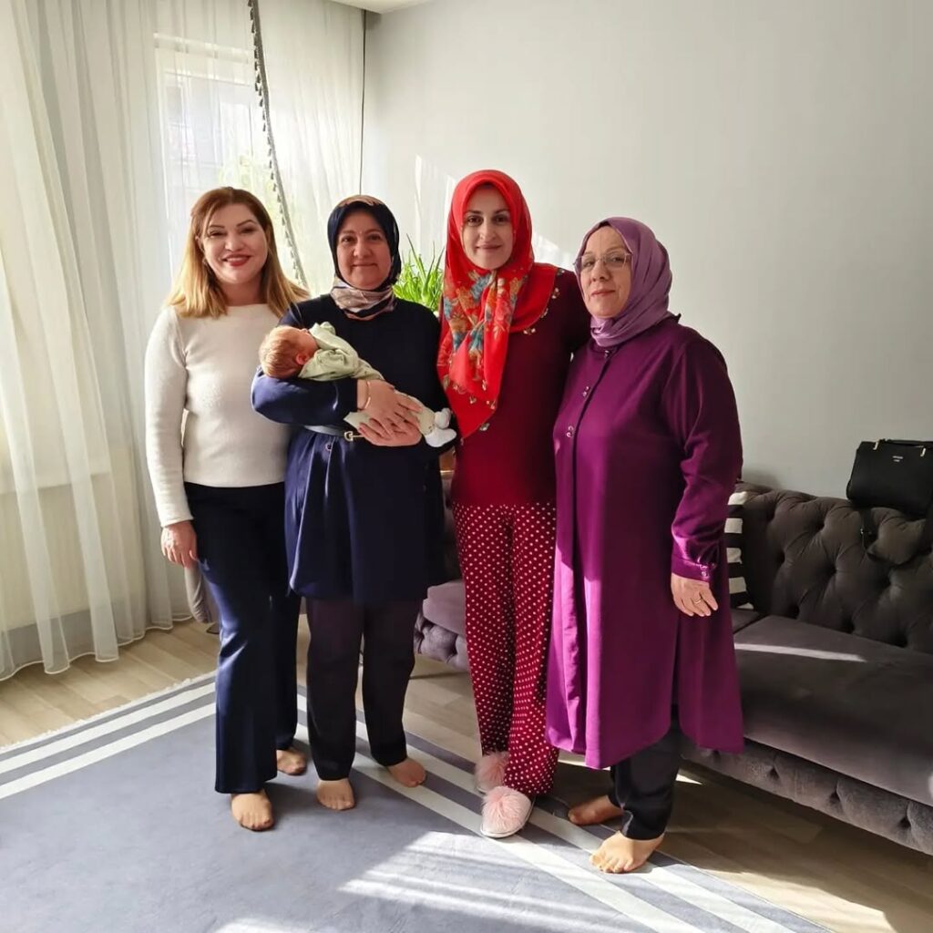 AK Parti Afyonkarahisar İl Kadın Kolları’ndan Dervişpaşa Mahallesi Başkanı Büşra Koçak’a Ziyaret