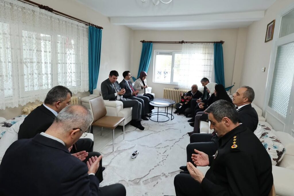Valimiz Dr. Naci Aktaş ve Eşi Nagihan Aktaş, Şehit Polis Memuru Fakı Eryörük’ün Ailesini Ziyaret Etti
