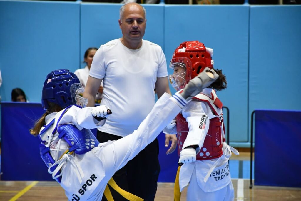 Okul Sporları Taekwondo Müsabakaları Kocatepe Spor Kompleksi’nde Gerçekleştirildi
