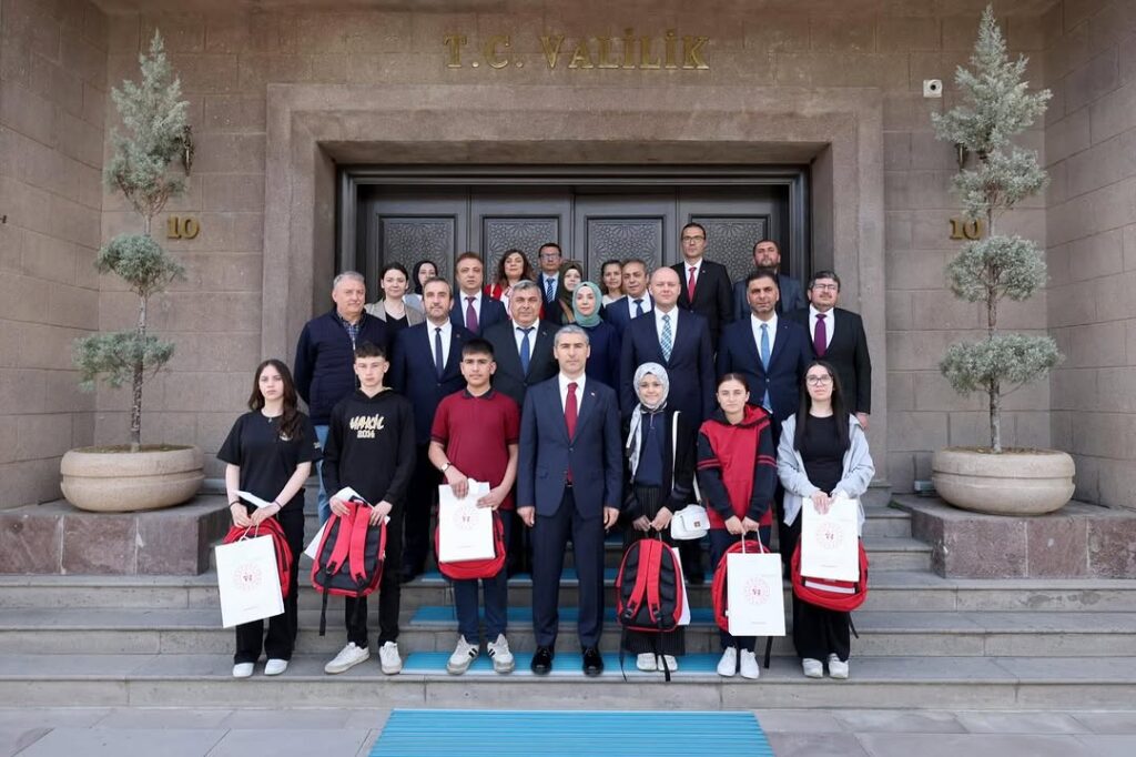 19 Mayıs Atatürk’ü Anma, Gençlik ve Spor Bayramı’nda Ödül Alan Öğrencilere Vali Aktaş’tan Ödüller