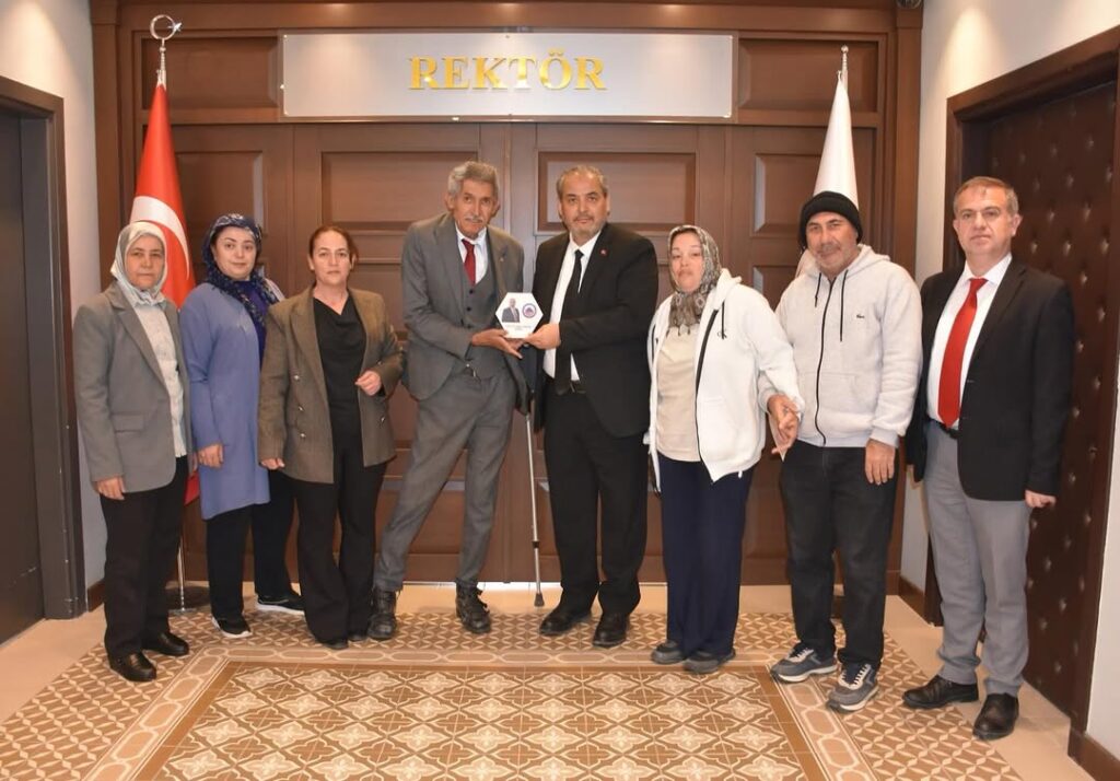 AFSÜ Rektörü Prof. Dr. Adem Aslan, Türkiye Sakatlar Derneği Afyonkarahisar Şube Başkanı Faruk Özkara’yı Kabul Etti