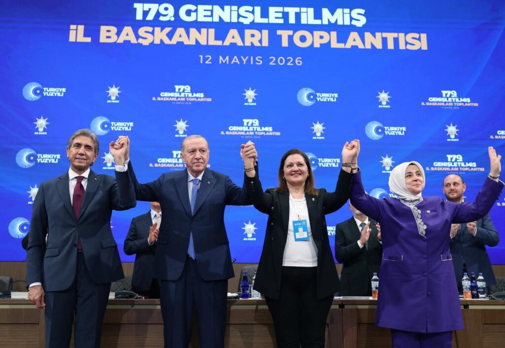 AK Parti’de Yeni Katılımlar: Burcu Köksal ve Veysel Topçu’ya Rozet Takıldı