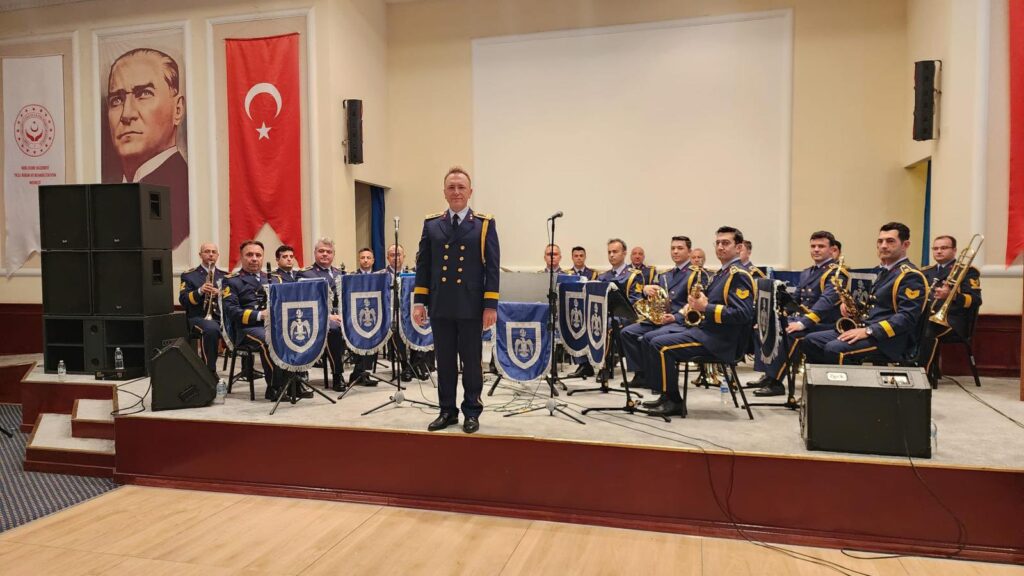 Hava Eğitim Bandosu Narlıdere’de konser verdi