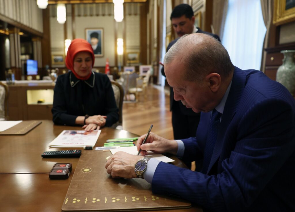 Cumhurbaşkanı Erdoğan, Kızılay’a bağışta bulundu