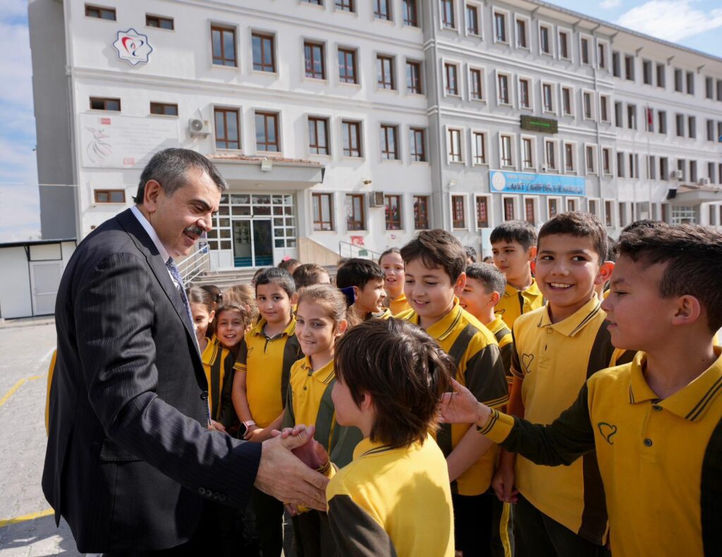 Milli Eğitim Bakanı Tekin Cahit Zarifoğlu İlkokulu’nu ziyaret etti