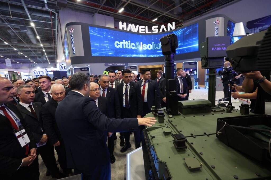 Yaşar Güler, SAHA 2026 Fuarı’nda şirketleri ziyaret etti