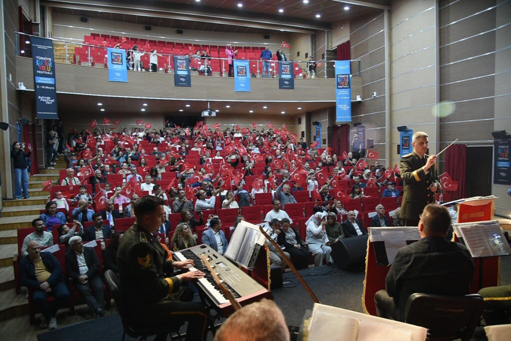 Ege Ordu Bandosu, Kültür Yolu Festivali’nde konser verdi