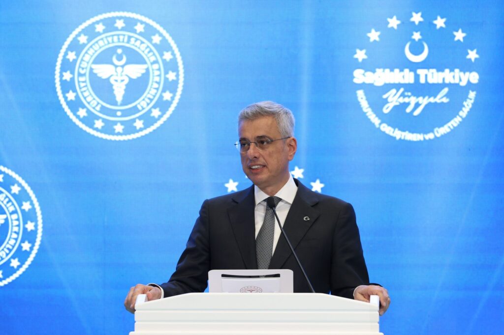 Sağlık Bakanı, Hemşireler Günü’nde Ödül Taktim Etti