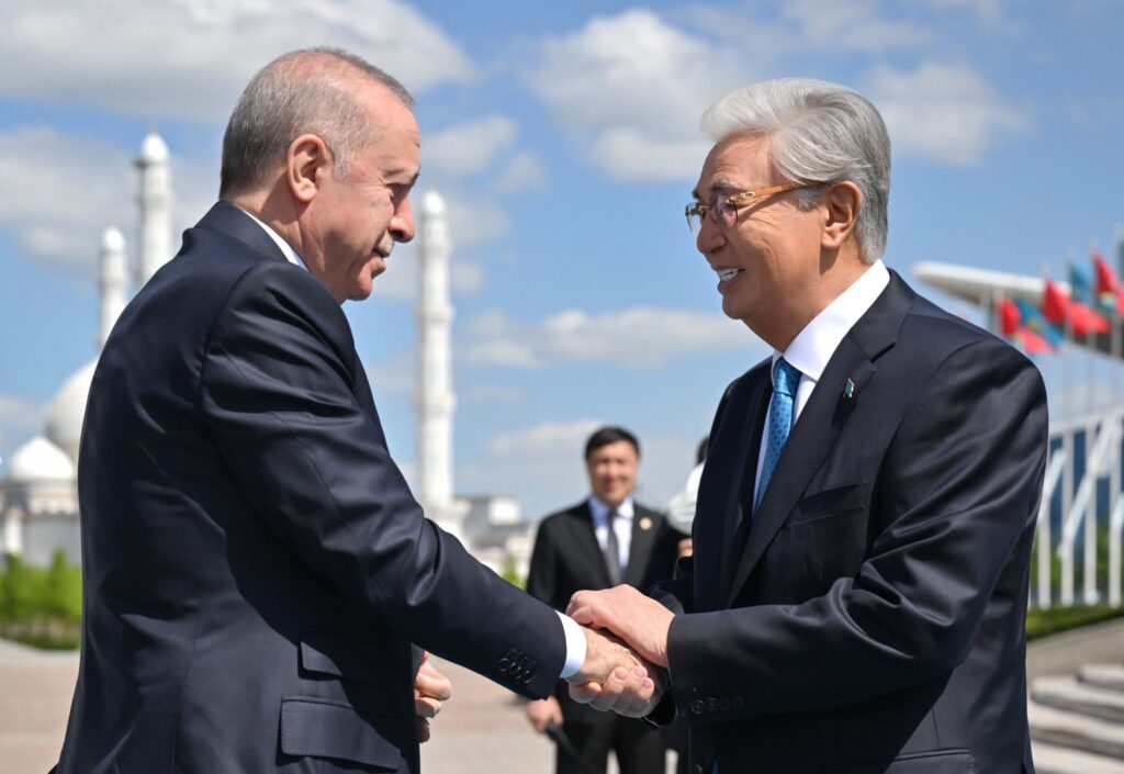 Cumhurbaşkanı Erdoğan, Kazakistan’da resmi törenle karşılandı