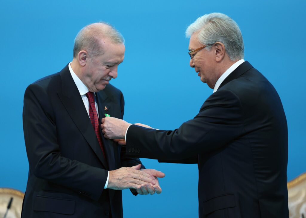 Cumhurbaşkanı Erdoğan’a Hoca Ahmet Yesevi Nişanı