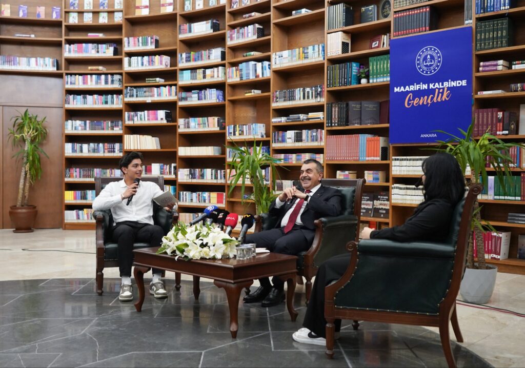 Bakan Tekin, lise öğrencileriyle bir araya geldi