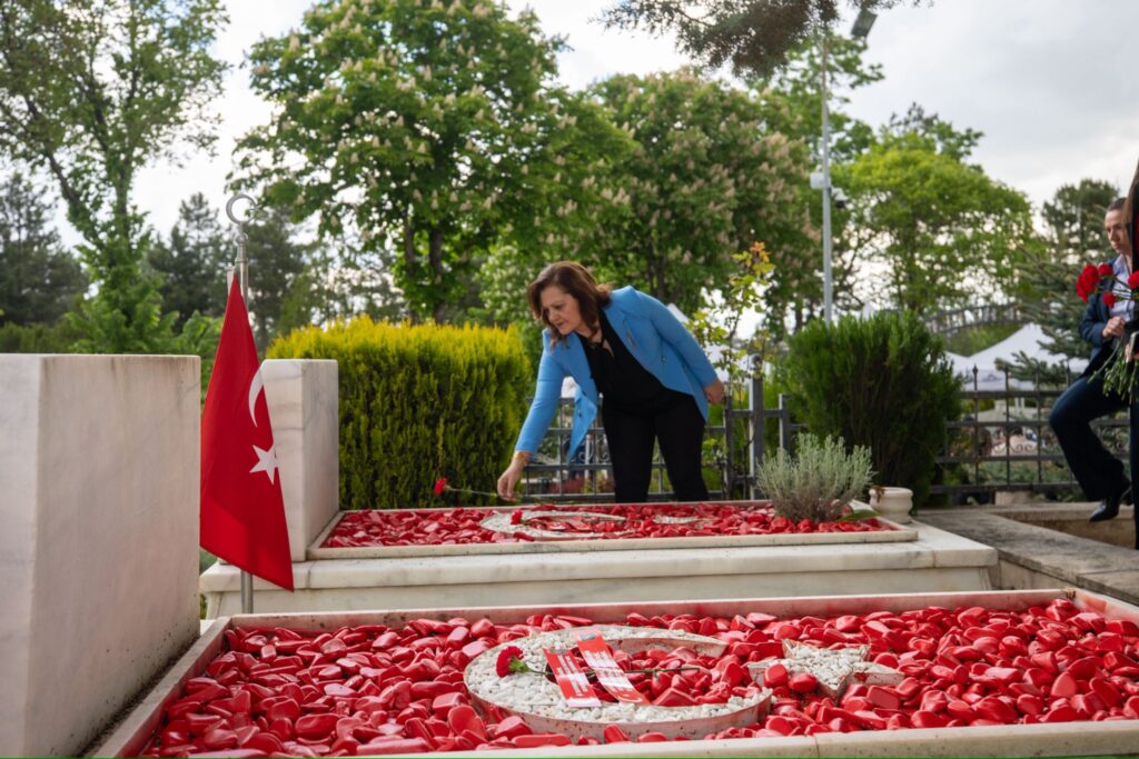 Vali Aktaş, Kurban Bayramı’nda şehitlikleri ziyaret etti