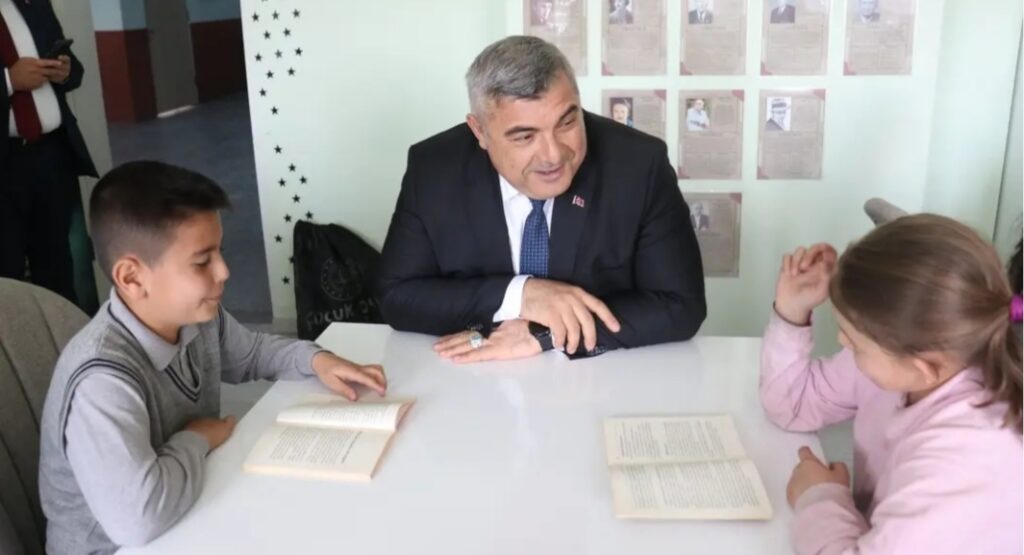 MİLLİ EĞİTİM MÜDÜRÜ MİRAÇ SÜNNETCİ “BİRLİKTE KİTAP OKUYORUZ” ETKİNLİĞİNE KATILDI