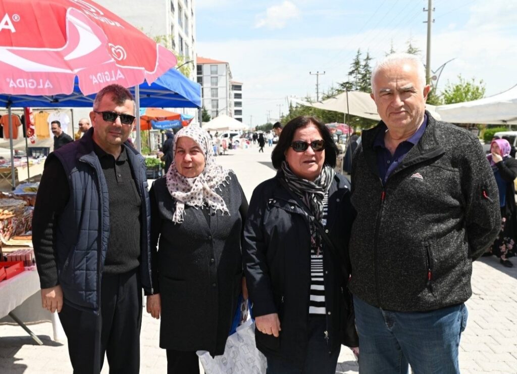 EMİRDAĞ CUMARTESİ PAZARINA VATANDAŞTAN YOĞUN İLGİ