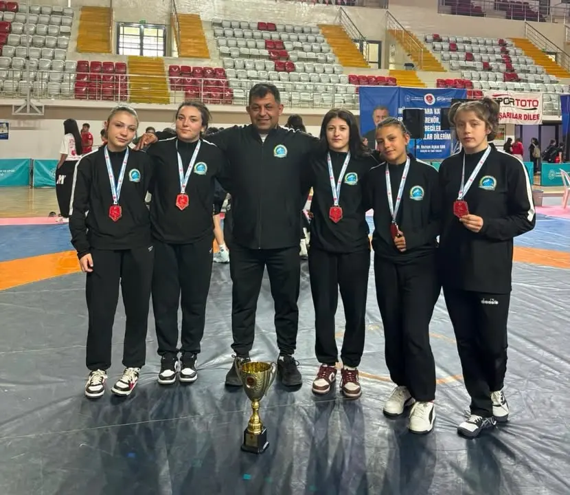 Afyonlu Güreşçiler Sivas’tan Madalyalarla Dönüyor