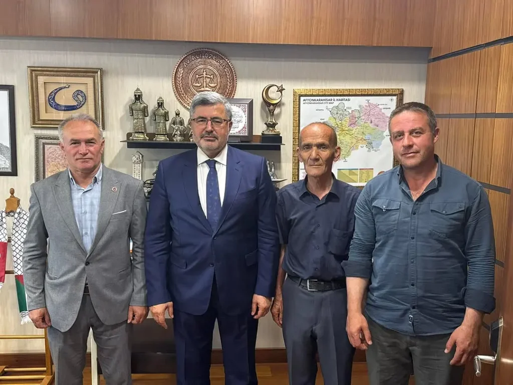 Ak Parti Afyonkarahisar Milletvekili Ali Özkaya, Şuhut Mahmut Köyü Muhtarı Mehmet Kuzu ve Hemşerilerini Gazi Meclisinde Ağırladı