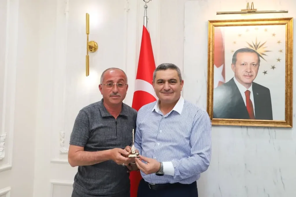 Çobanlar Belediye Başkanı Ali Altuntaş, AK Parti Sivas Merkez İlçe Yönetim Kurulu Üyesi Yılmaz Özmen’i Belediyede Misafir Etti