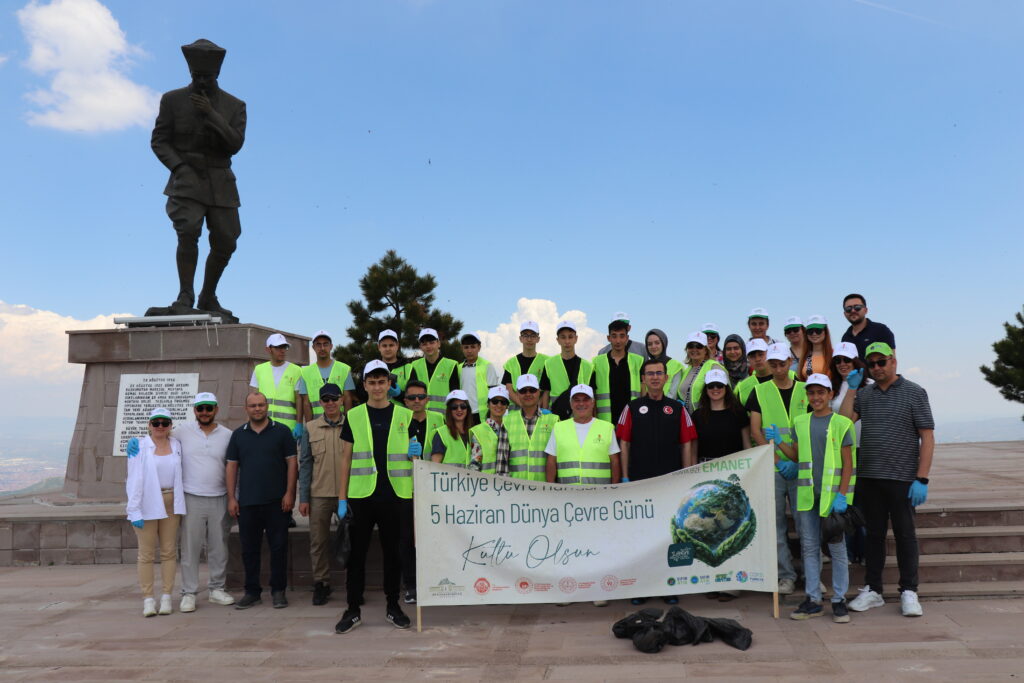 AFYON EĞİTİM VAKFI BURSİYERLERİNDEN KOCATEPE’DE ÇEVREYE VEFA