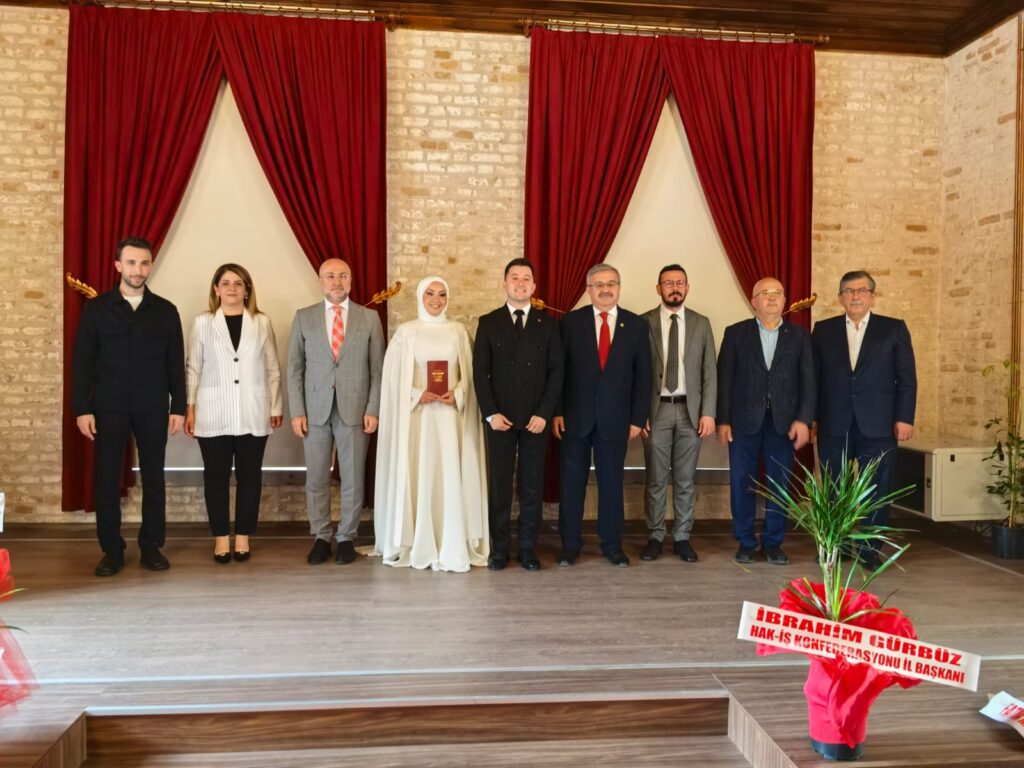 AK Parti Teşkilatı Bu Mutlu Günde Çifti Yalnız Bırakmadı