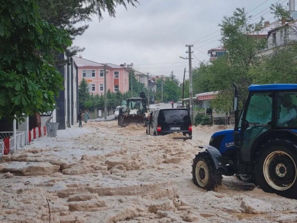 Son Dakika | Taşoluk’ta Dolu Yağışı Tarım Alanlarını Vurdu