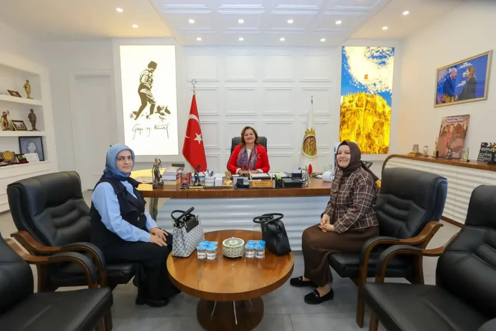 Afyonkarahisar Belediye Başkanı Burcu Köksal Halk Eğitim Merkezi Usta Öğreticilerini Ağırladı