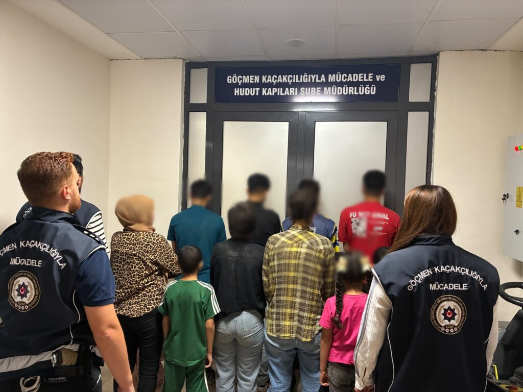 Eber’de TIR’dan 14 Kaçak Göçmen Çıktı! 2 Organizatör Gözaltında