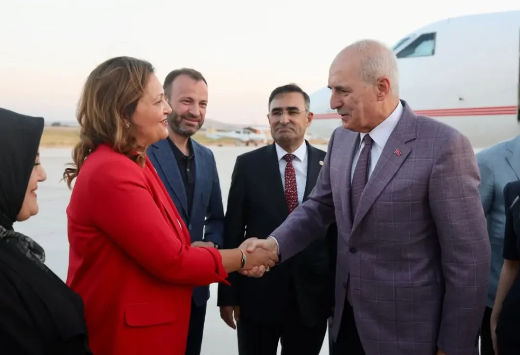 Afyonkarahisar Belediye Başkanı Burcu Köksal, TBMM Başkanı Numan Kurtulmuş’u Karşıladı