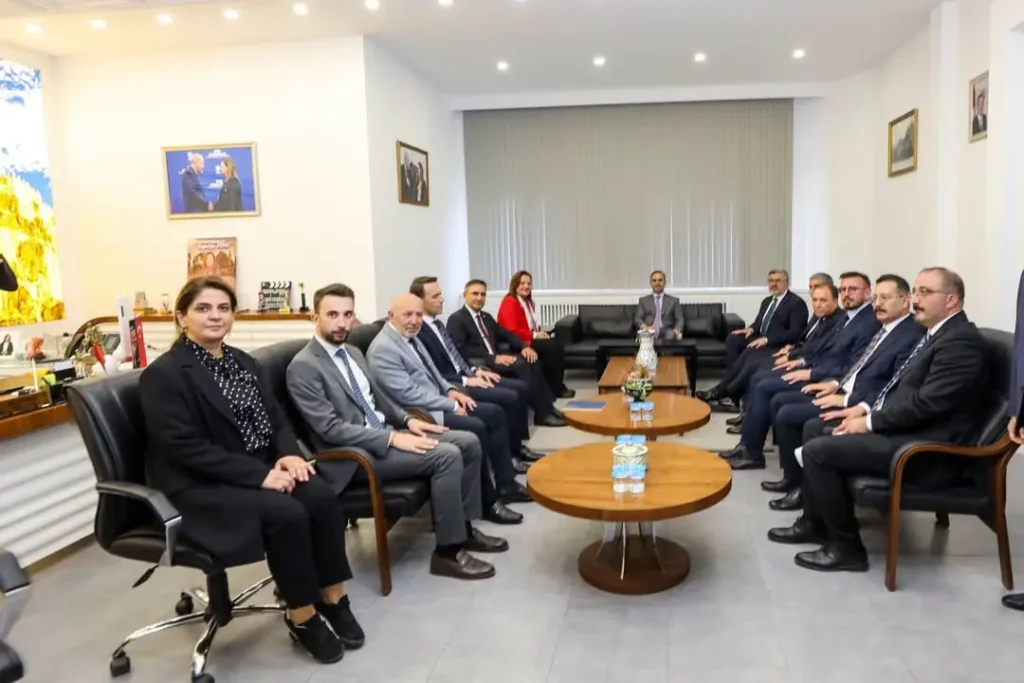 AK Parti Afyonkarahisar İl Kadın Kolları Belediye Başkanı Burcu Köksal’ı Ziyaret Etti