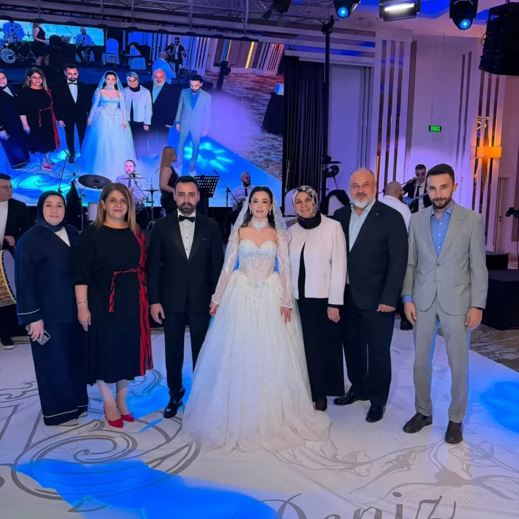 Belediye Özel Kalem Müdürü Şehriban Öncel ve Deniz Yalçın’ın Düğün Cemiyetine Katılan İl Kadın Kolları Başkanı ve Belediye Başkanı