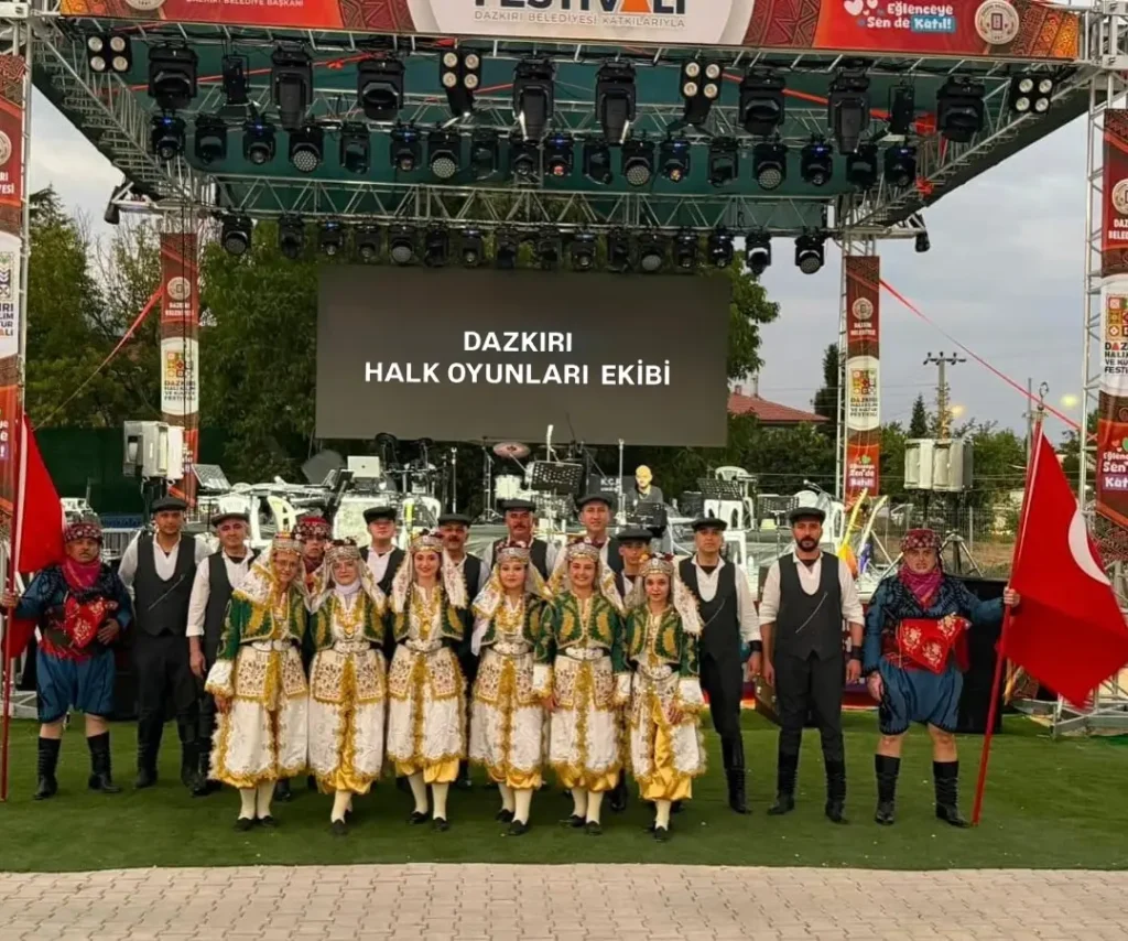 Dazkırı Halk Oyunları Ekibi Zeybek Gösterisiyle Büyüledi: Festivalde İkinci Gün Coşkusu!