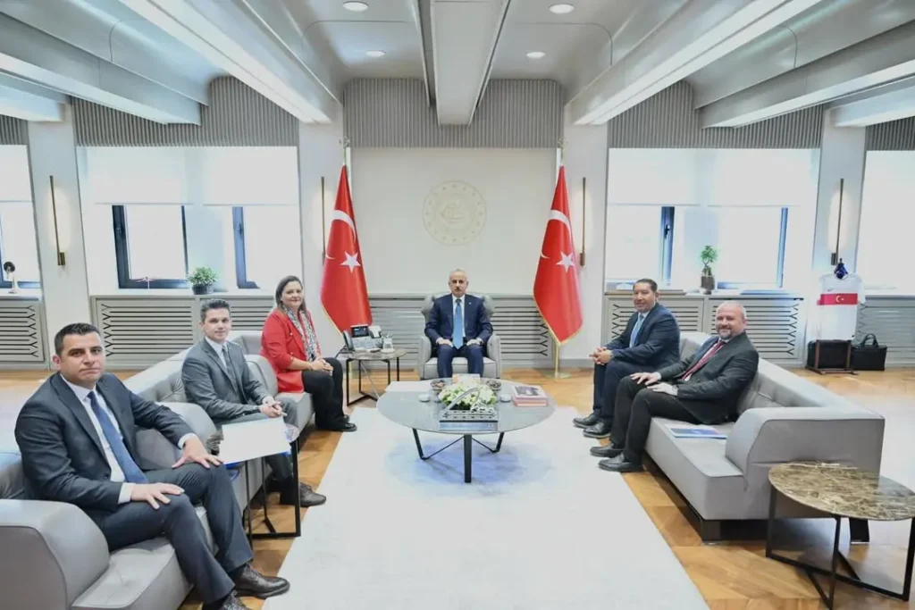 Dinar Belediye Başkanı Veysel Topçu Ulaştırma ve Altyapı Bakanı Abdulkadir Uraloğlu’nu Ziyaret Etti