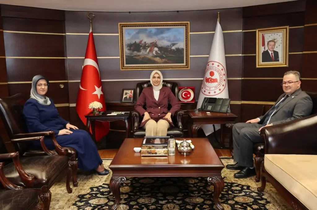 İçişleri Bakan Yardımcısı Doç. Dr. Kübra Güran Yiğitbaşı, Manisa Celal Bayar Üniversitesi Rektörü ve Rektör Yardımcısı ile Bir Araya Geldi