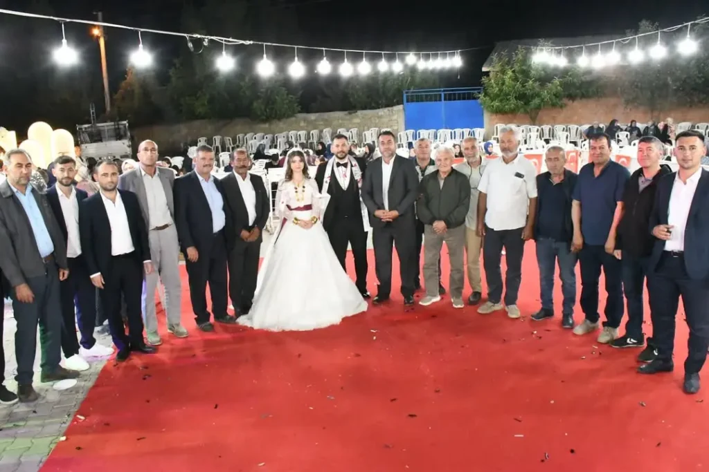 Kayıhan Belediye Başkanı Mustafa Demiray, Taner Taşpunar’ın Düğününde Mutluluğa Ortak Olduklarını Paylaştı