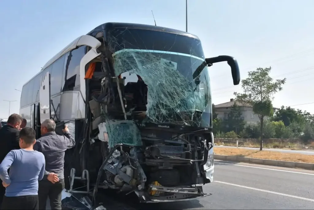 Sinanpaşa Akören’de Otobüs Kazası: Vatandaşlar Üzüntü İçinde