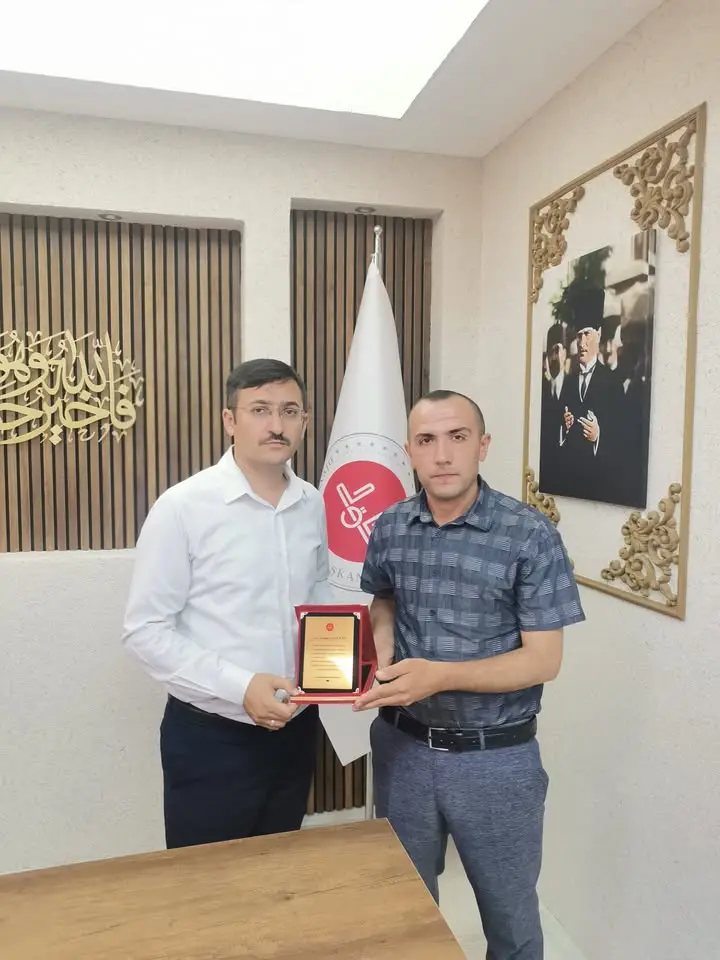 Türkbelkavak Köyü Cami İmam-Hatibi Hikmet Sarıçiçek’e Teşekkür Plaketi Takdim Edildi