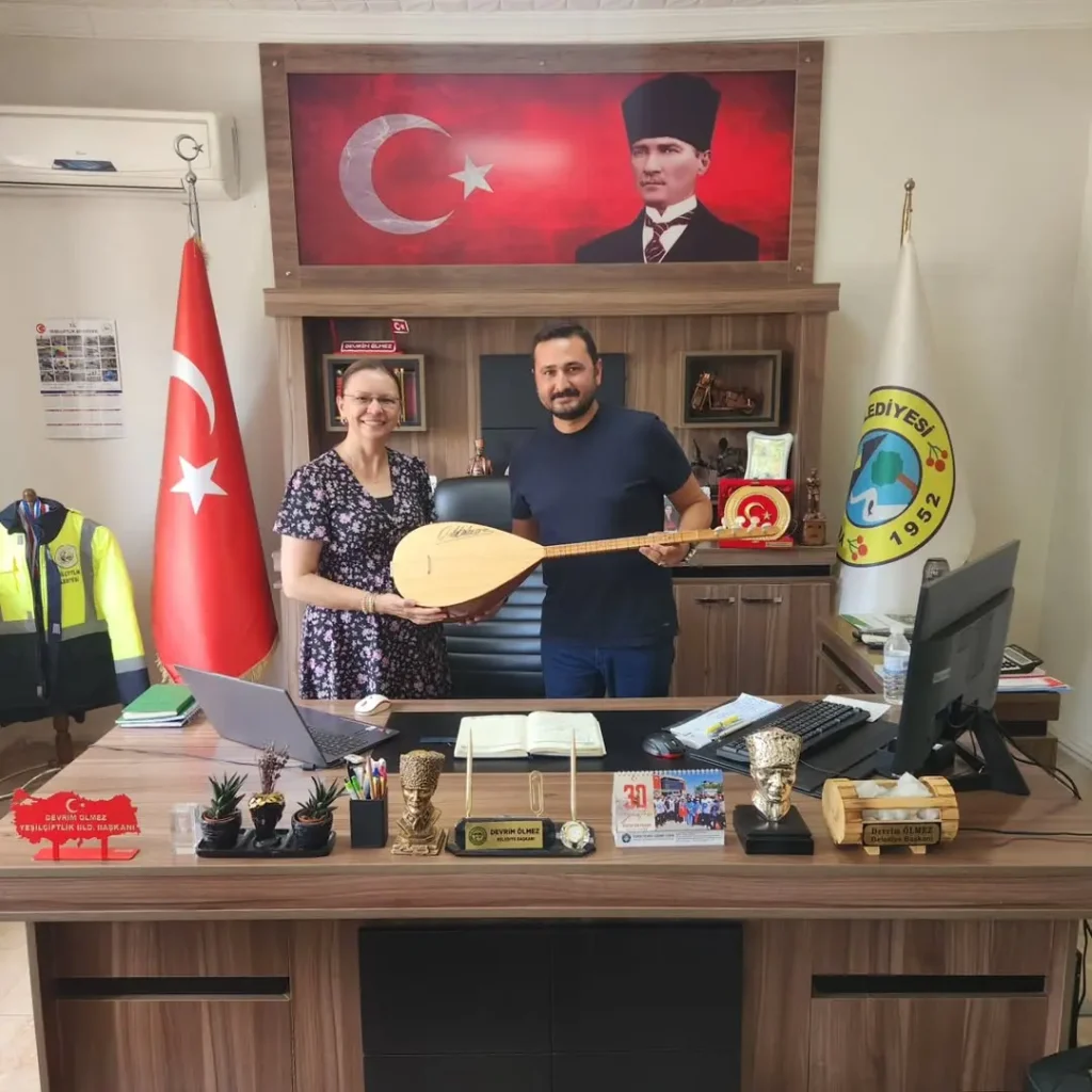 YeşilÇiftlik Belediye Başkanı Devrim Ölmez’den Özlem Görmez Kutlar’a Kiraz Festivali Hediyesi
