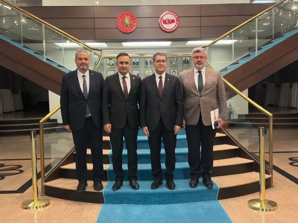 Afyonkarahisar Sağlık Bilimleri Üniversitesi (AFSÜ) Rektörü Adem Aslan, Cumhurbaşkanlığı Strateji ve Bütçe Başkanı İbrahim Şenel’i Ziyaret Etti