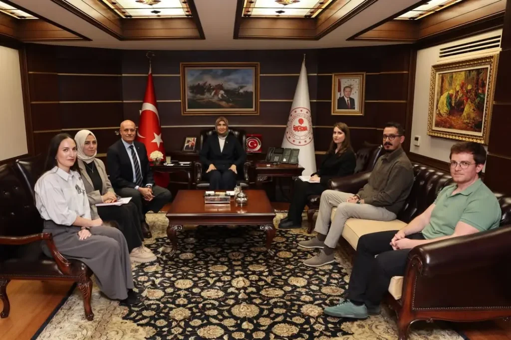 JAMYO Müdürü Prof. Dr. Şahin Karasar ve MEB Bursiyerleri Bakanlıkta Buluştu